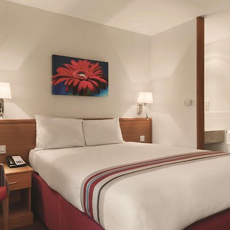 Ramada By Wyndham Cambridge Hotell Fen Drayton Exteriör bild