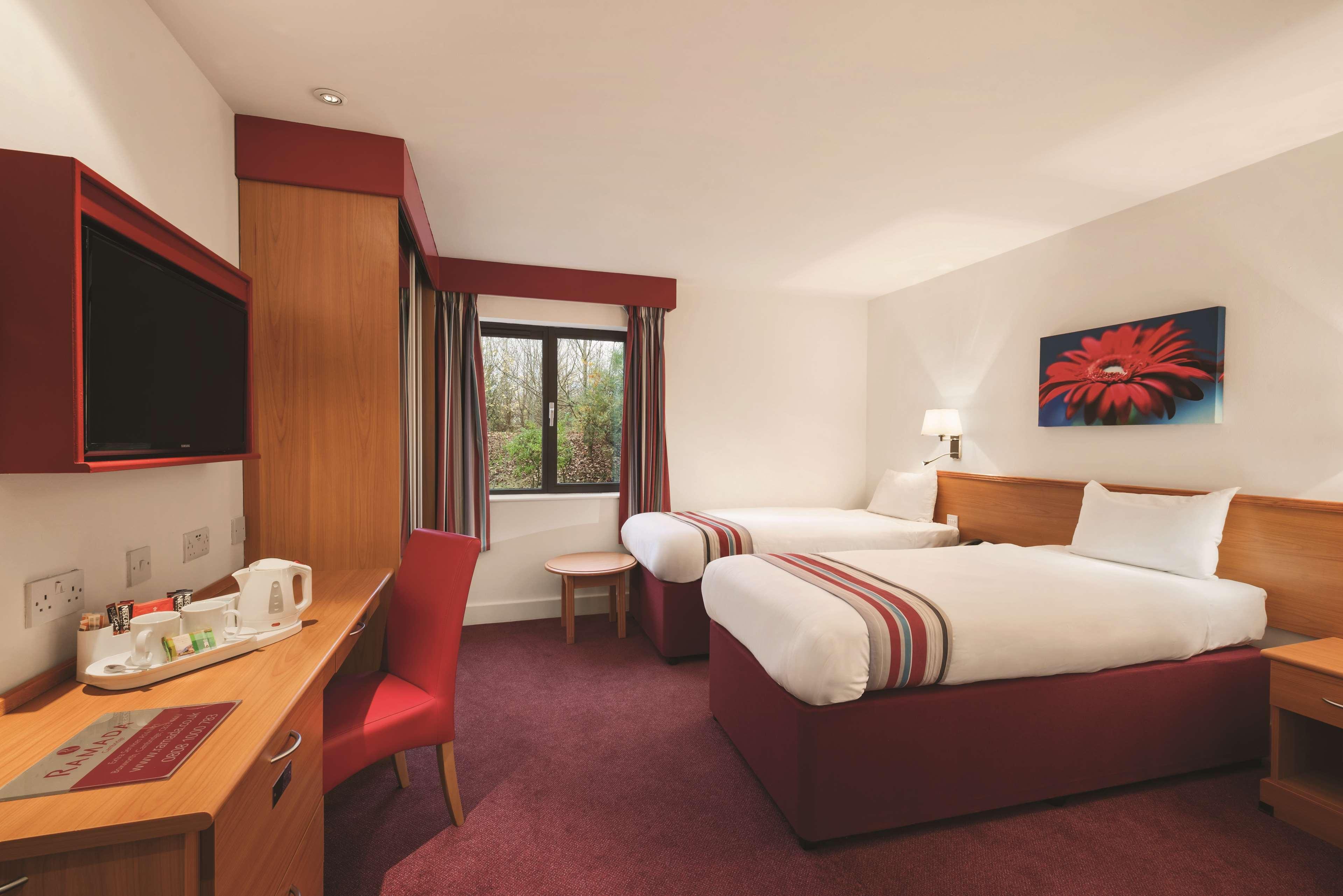 Ramada By Wyndham Cambridge Hotell Fen Drayton Exteriör bild