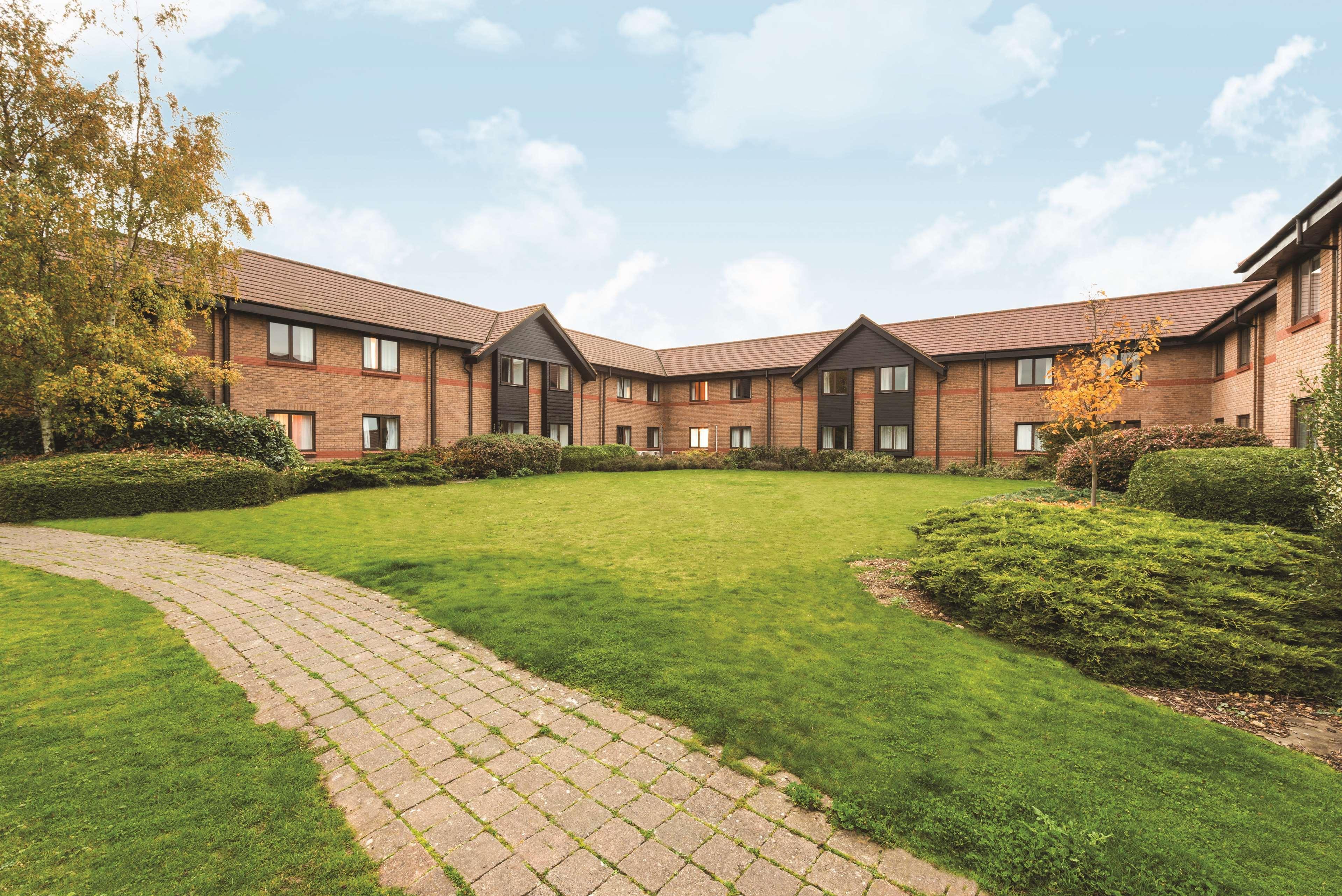 Ramada By Wyndham Cambridge Hotell Fen Drayton Exteriör bild