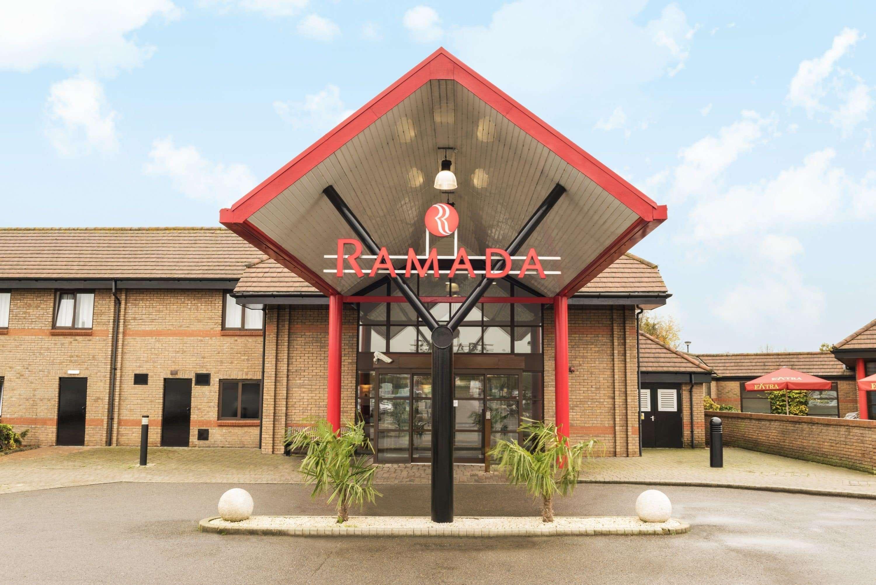 Ramada By Wyndham Cambridge Hotell Fen Drayton Exteriör bild